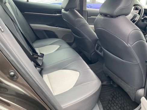 Used 2020 Toyota Camry XLE image 12