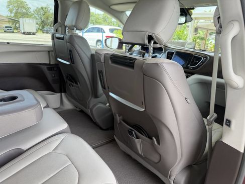 Used 2017 Chrysler Pacifica Touring-L Plus FWD image 23
