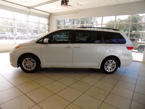 Used 2015 Toyota Sienna XLE image 4