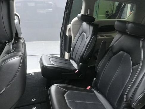 Used 2023 Chrysler Pacifica Touring-L FWD image 15