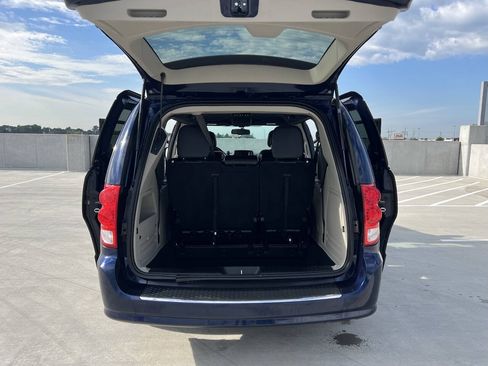 Used 2017 Dodge Grand Caravan SXT FWD image 12