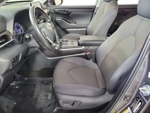 Used 2023 Toyota Highlander LE FWD image 19