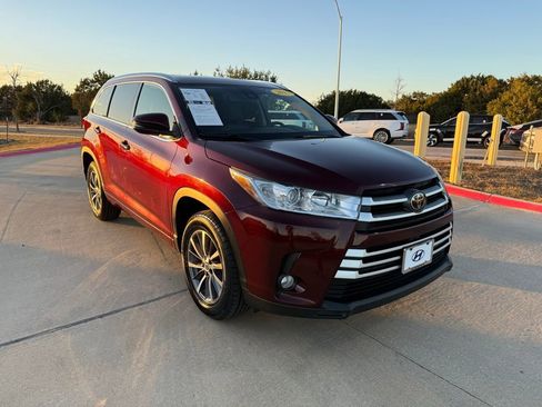 Used 2017 Toyota Highlander XLE image 3