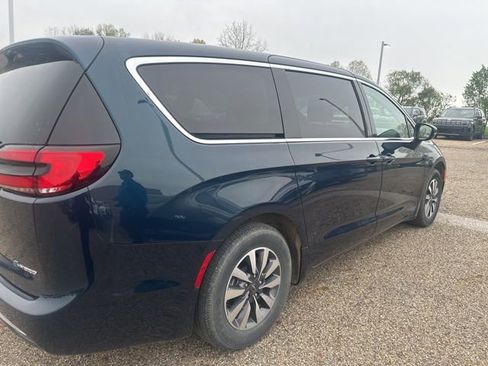 Used 2022 Chrysler Pacifica Touring-L FWD image 3