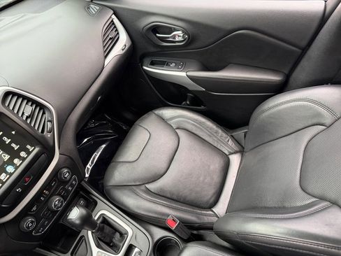 Used 2018 Jeep Cherokee Overland image 17