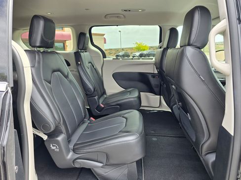 Used 2023 Chrysler Pacifica Touring-L FWD image 14