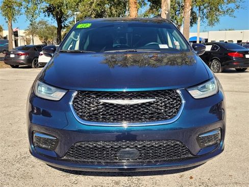 Certified 2022 Chrysler Pacifica Touring-L image 6