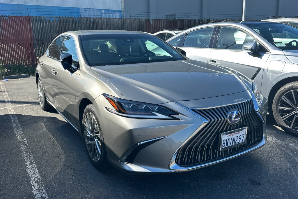 Used 2021 Lexus ES 300h w/ Accessory Package FWD image 2