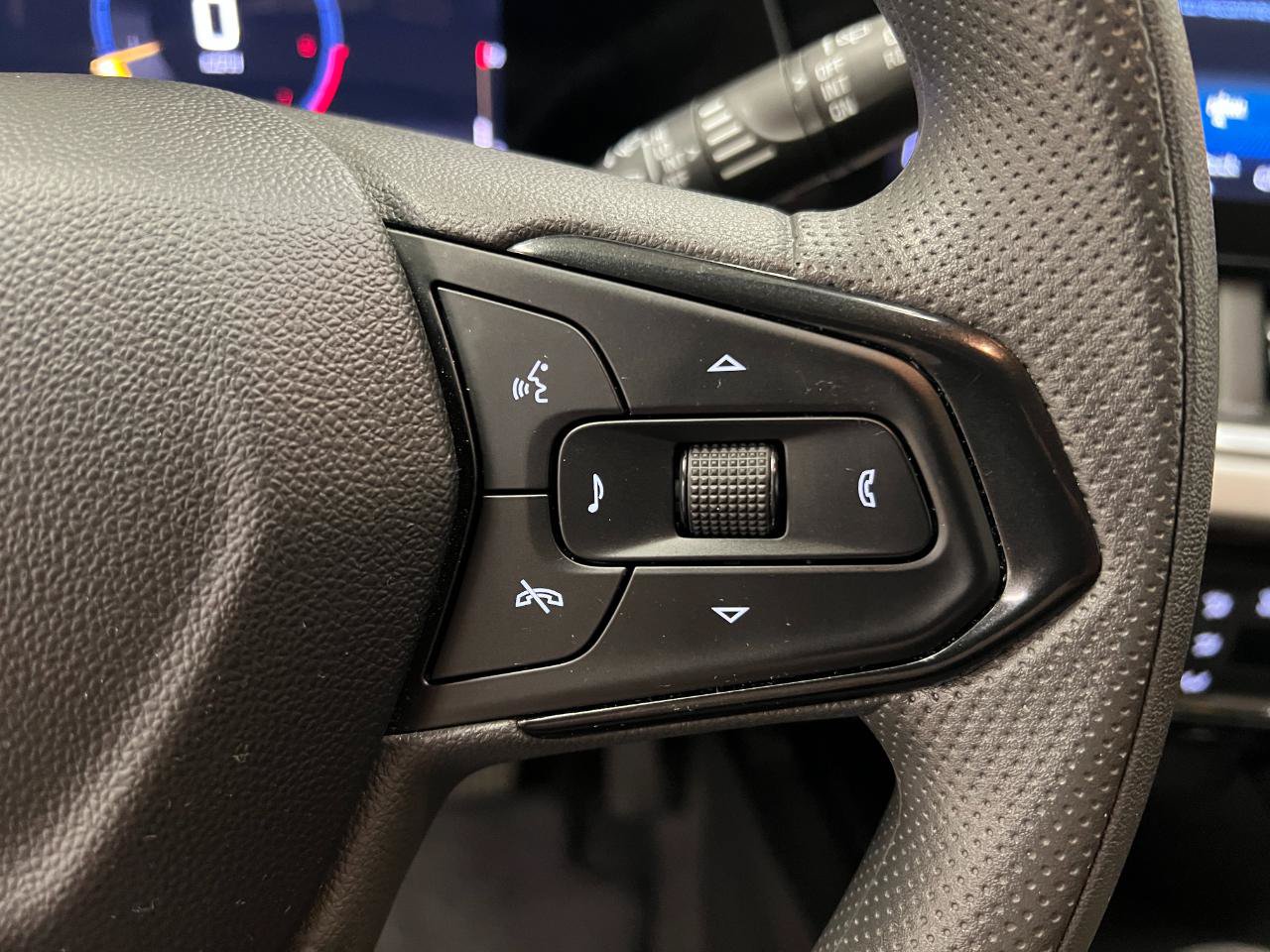 Used 2025 Chevrolet Trax LT FWD image 34