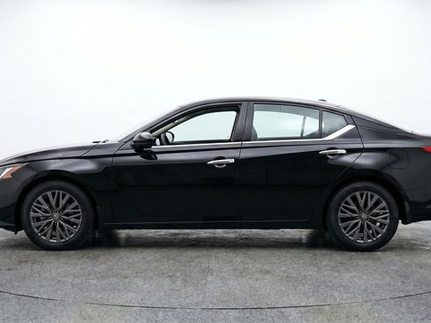 Used 2025 Nissan Altima 2.5 SV FWD image 5