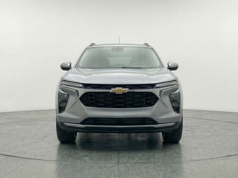Used 2025 Chevrolet Trax LT w/ LT Convenience Package image 2