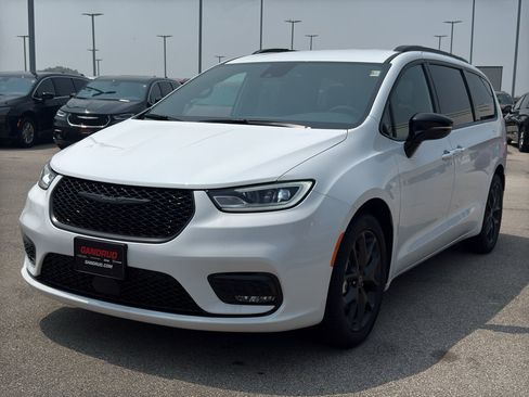 New 2026 Chrysler Pacifica Select w/ S Appearance Package FWD image 2