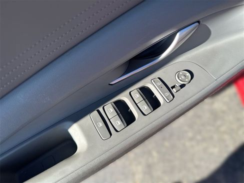 Used 2025 Hyundai Elantra SE image 15