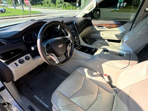 Used 2017 Cadillac Escalade Luxury AWD/4WD image 12