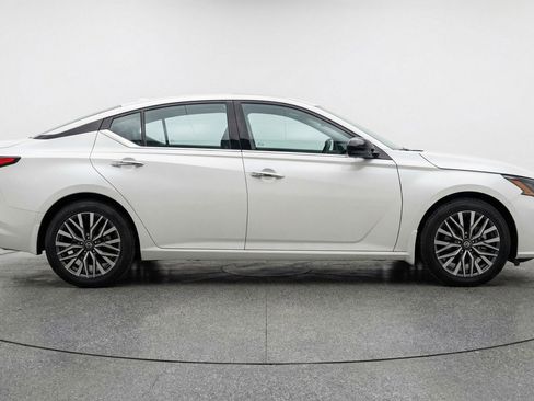 Used 2025 Nissan Altima 2.5 SV image 11
