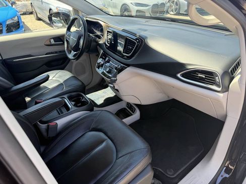 Used 2017 Chrysler Pacifica Touring-L FWD image 15