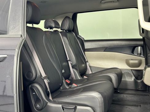 Used 2025 Kia Carnival image 12