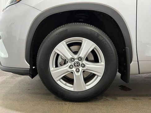 Used 2023 Toyota Highlander LE AWD/4WD image 27