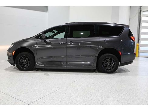 Used 2019 Chrysler Pacifica Touring-L Plus w/ Advanced Safetytec Group FWD image 9