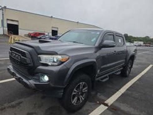 Used 2017 Toyota Tacoma TRD Sport w/ Tow Package (A/T) AWD/4WD image 3