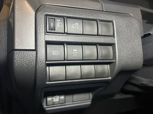 Certified 2025 Toyota Tacoma SR5 AWD/4WD image 21