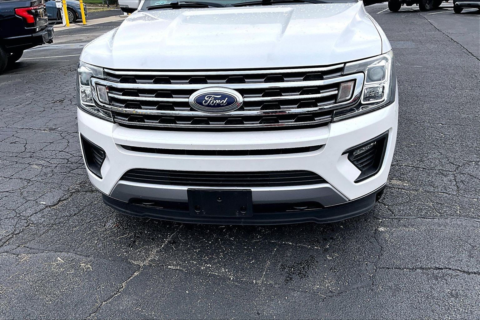 Used 2018 Ford Expedition XLT w/ Equipment Group 202A AWD/4WD image 4