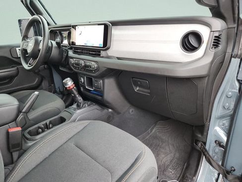 Used 2024 Jeep Gladiator Sport AWD/4WD image 17