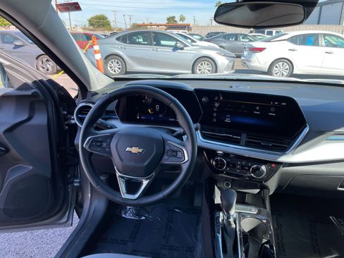 Used 2025 Chevrolet Trax LT w/ LT Convenience Package FWD image 34