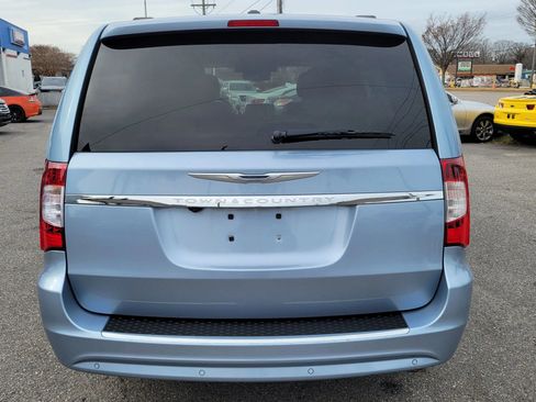 Used 2013 Chrysler Town & Country Touring-L w/ Driver Convenience Group image 4