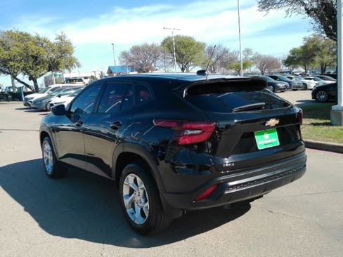 Used 2025 Chevrolet Trax LS w/ LS Convenience Package image 11
