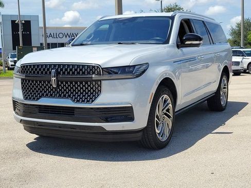 Certified 2025 Lincoln Navigator L Reserve AWD/4WD image 3