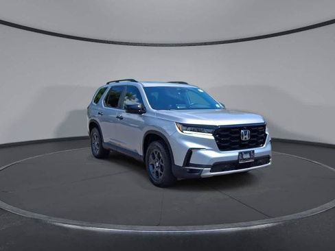 Used 2024 Honda Pilot TrailSport image 2