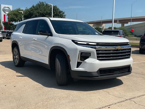 Used 2025 Chevrolet Traverse LT FWD image 4