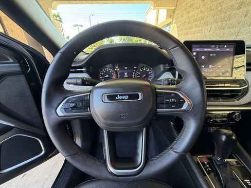 Used 2025 Jeep Compass Latitude image 27