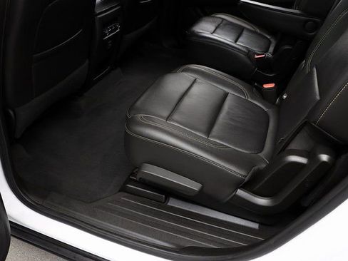 Used 2023 Chevrolet Traverse LT image 28