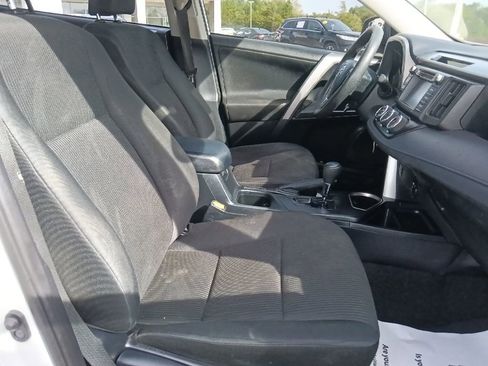 Used 2018 Toyota RAV4 LE FWD image 29