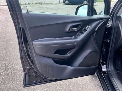 Used 2020 Chevrolet Trax LT w/ LT Convenience Package image 23