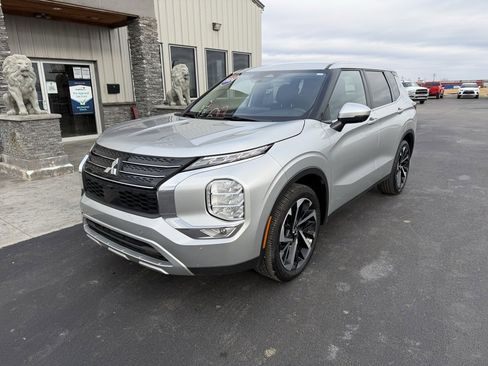 Used 2024 Mitsubishi Outlander FWD image 2