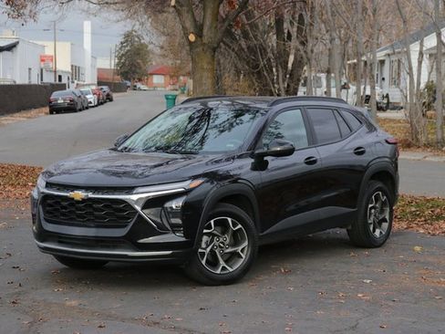 Used 2025 Chevrolet Trax LT image 1