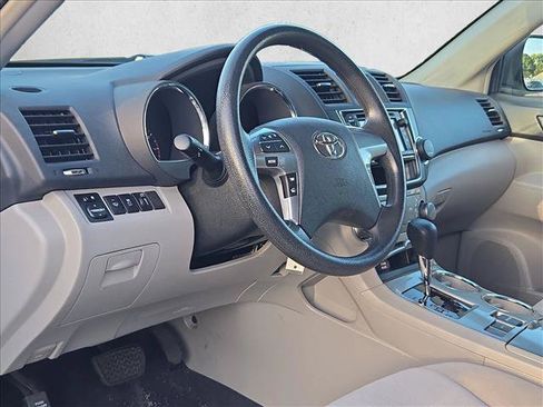 Used 2013 Toyota Highlander FWD w/ Cold Weather Pkg image 9