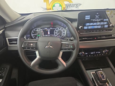 Used 2024 Mitsubishi Outlander AWD image 14
