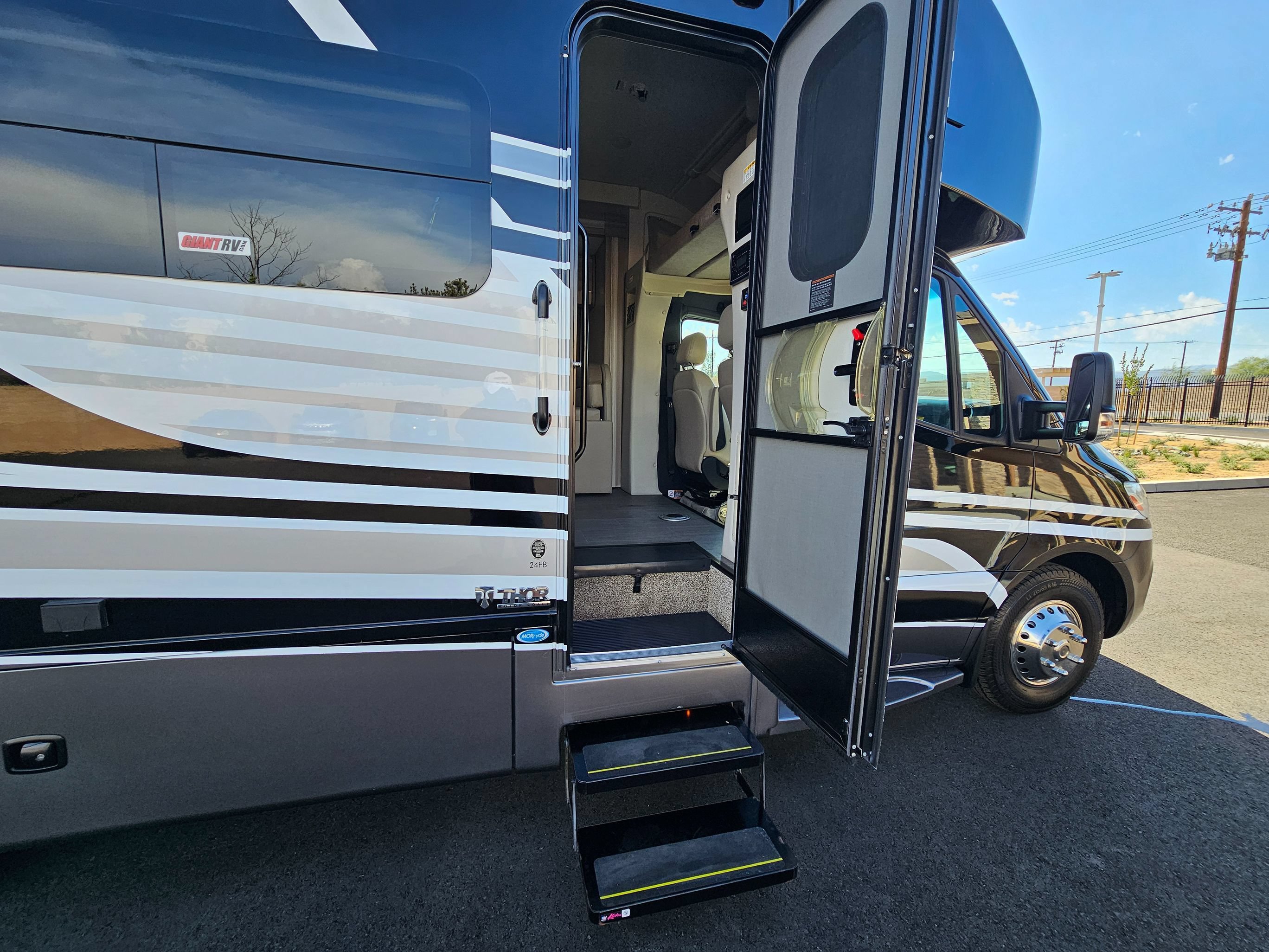 Used 2022 Mercedes-Benz Sprinter 3500 w/ Acoustic Package image 26