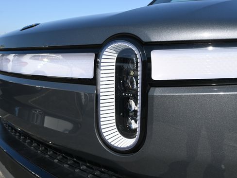 Used 2023 Rivian R1T Adventure image 6