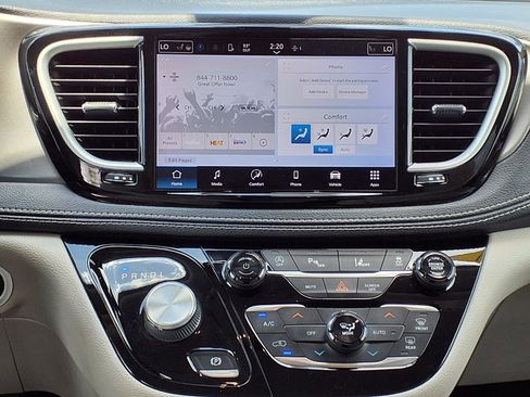 Used 2021 Chrysler Pacifica Touring-L FWD image 9
