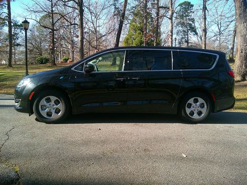 Used 2017 Chrysler Pacifica Touring Plus image 8