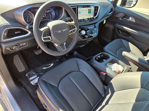 New 2026 Chrysler Pacifica Select AWD/4WD image 9