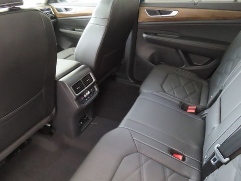 Used 2025 Volkswagen Atlas SE FWD image 22