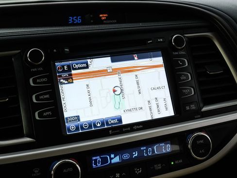 Used 2019 Toyota Highlander XLE FWD image 18