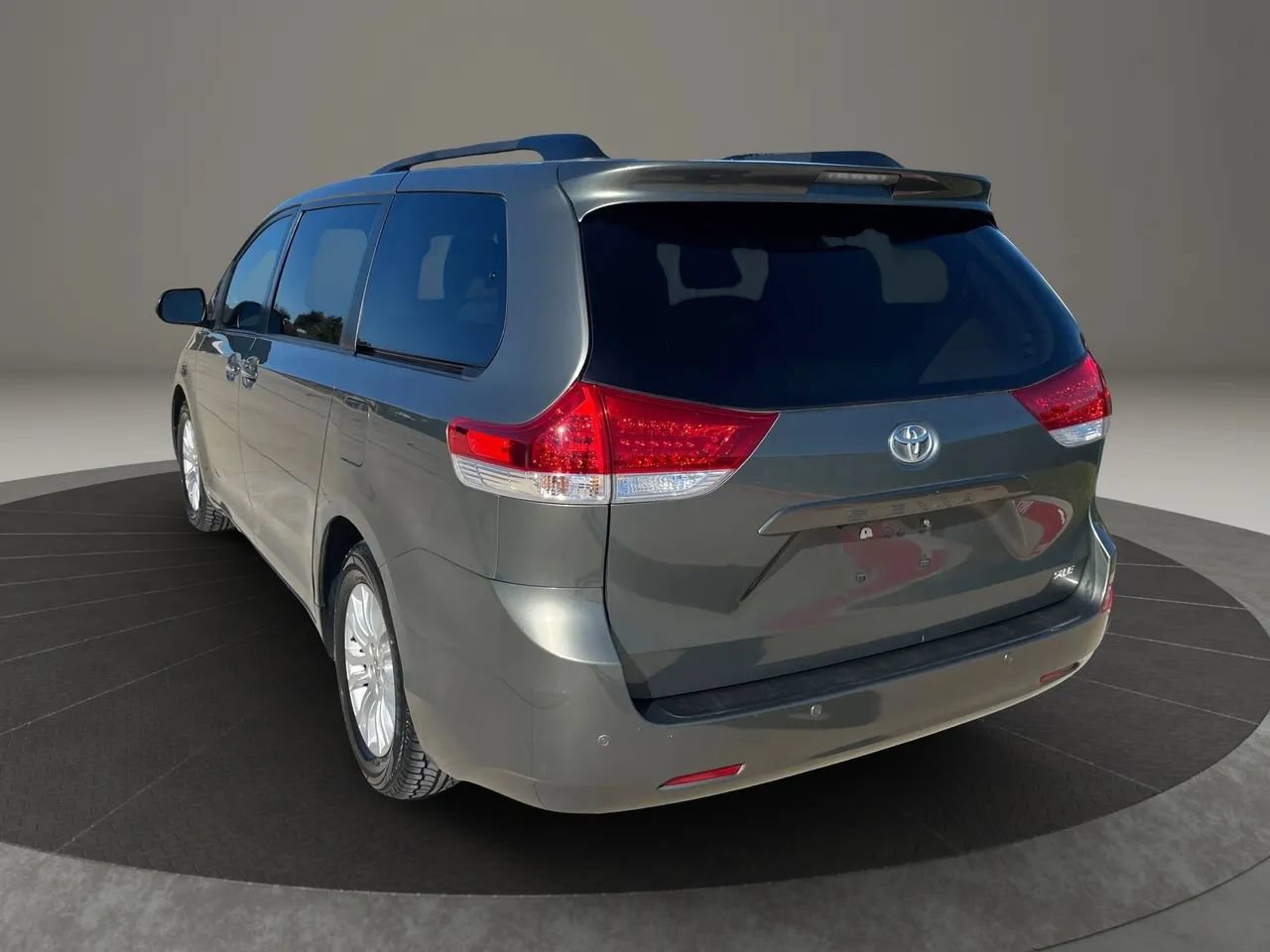 Used 2011 Toyota Sienna XLE w/ XLE Navigation Pkg FWD image 6