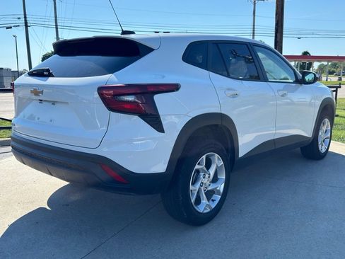 Used 2025 Chevrolet Trax LS w/ LS Convenience Package FWD image 7